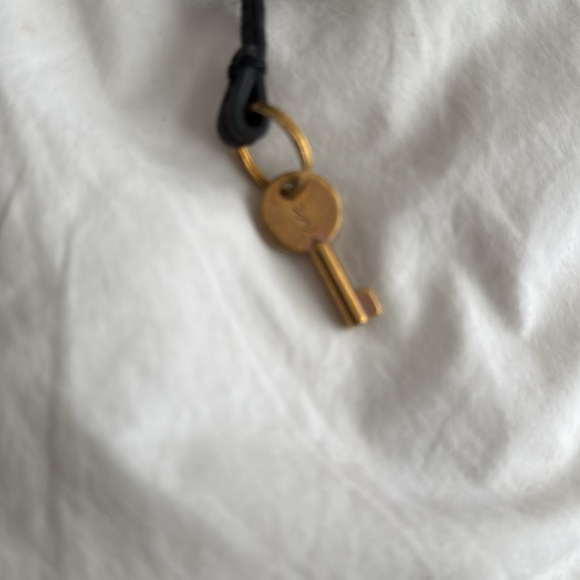 Black Leather Women's Bag

ICONIC YSL MUSE BAG - Picture 17 of 17